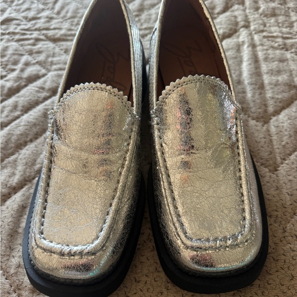 Zodiac Metallic Silver Loafers- super fun& sassy! Cute edging! FUN FASHION ๐๐ - Picture 11 of 14